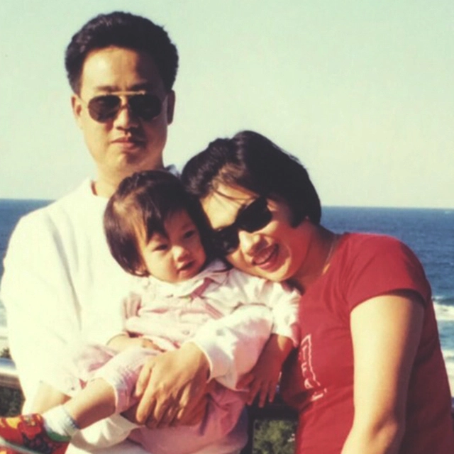 hoyeon jung with parents